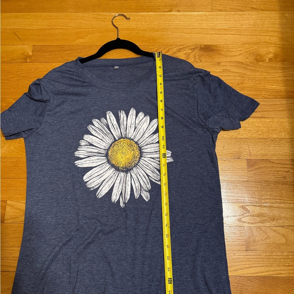 Daisy short sleeve T shirt  very soft. Like new size L - Picture 4 of 6